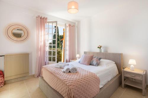 une chambre avec un lit avec deux animaux en peluche dessus dans l'établissement Capleouna-Saint-Andrieu, à Villeneuve-Loubet