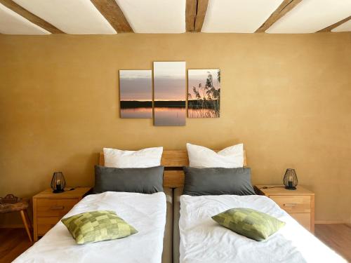 two beds sitting next to each other in a bedroom at Ferienhaus Herrmanns Häuser - Leipziger Neuseenland - großzügiges Ferienhaus - WLAN - Parkplatz - TOP in Rötha