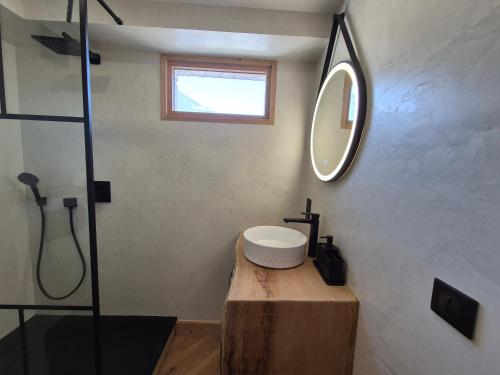 ein Bad mit einem WC und einem Wandspiegel in der Unterkunft ROCH B300 - Magnifique studio - Centre Bourg Saint Maurice in Bourg-Saint-Maurice