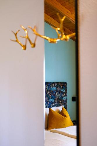 a mirror reflection of a bed in a room at Hotel Il Castagno in Mugena