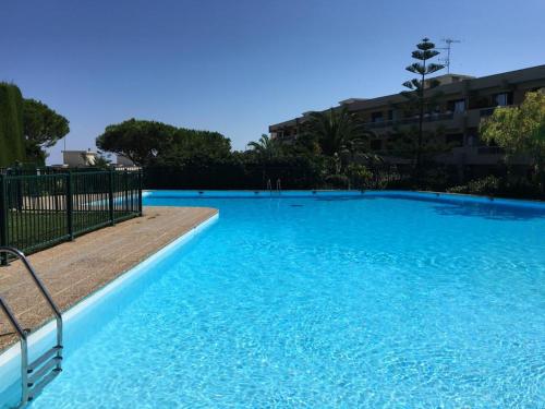 une grande piscine avec de l'eau bleue dans l'établissement Vista Mare, à Nice