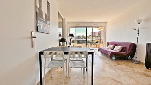 un salon avec une table et des chaises de salle à manger dans l'établissement Vista Mare, à Nice