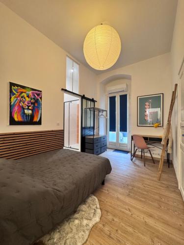 une chambre avec un lit et un tableau au mur dans l'établissement A Casa Grandval - Ajaccio, à Ajaccio