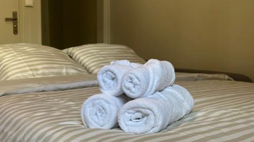 une pile de serviettes posée sur un lit dans l'établissement Le Mario, à Nevers