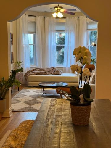 un soggiorno con un divano e un tavolo di The Avondale Retreat a Chicago