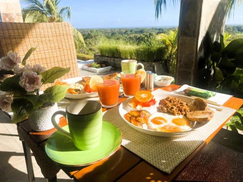 Lakeview Granada Hotel Boutique في غرناطة: طاولة مع طعام الإفطار والمشروبات على شرفة