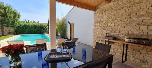 Photo de la galerie de l'établissement Superbe villa avec piscine au cœur du village, à La Flotte