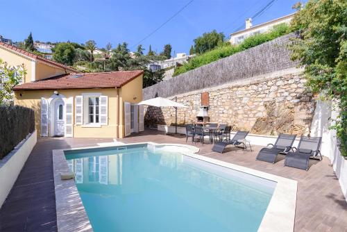 une piscine devant une maison dans l'établissement Appartement 6 personnes en centre-ville et piscine, à Hyères