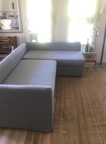 un salon avec deux canapés dans une pièce dans l'établissement Apt terrace Paris Sud 300m des transport, à Issy-les-Moulineaux