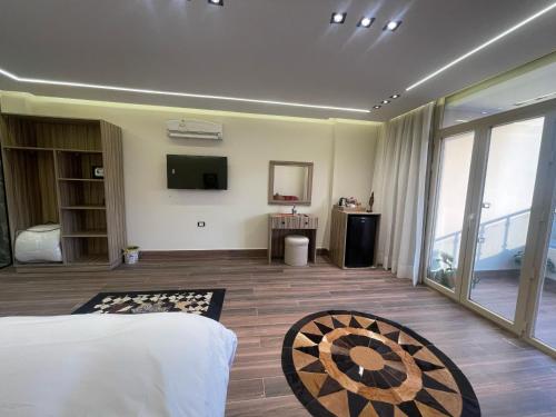 TV a/nebo společenská místnost v ubytování Roone pyramids view inn