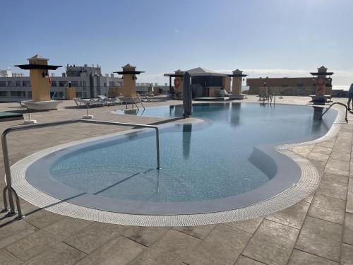 Puesta del sol en playa arena