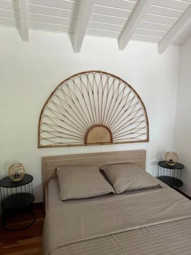 a bedroom with a bed with a large headboard at Studio accueillant au Gosier avec belle terrasse in Le Gosier