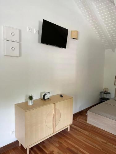 a room with a tv on a white wall at Studio accueillant au Gosier avec belle terrasse in Le Gosier