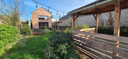 une clôture en bois devant une maison dans l'établissement La Cabane Cé, à Les Ponts-de-Cé
