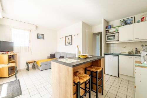 - une cuisine et un salon avec un comptoir dans une pièce dans l'établissement 58 Plein Ouest, Plage Pied, à Pornic