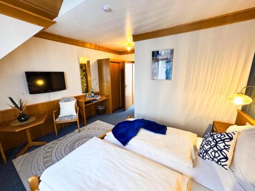 Postel nebo postele na pokoji v ubytování Hotel Gülser Weinstube