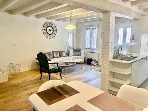 un salon avec un canapé et une table dans l'établissement Cozy House - Roissy CDG Paris - Parc-expo -Astérix, à Louvres