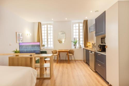 Cette chambre comprend un lit, une cuisine et une table. dans l'établissement Daumas 1 - Studio cosy & central, à Toulon
