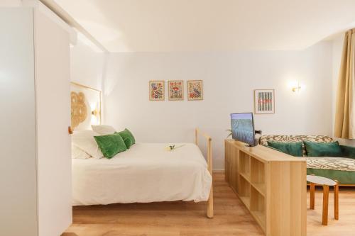 une chambre avec un lit et un bureau avec un ordinateur portable dans l'établissement Daumas 1 - Studio cosy & central, à Toulon