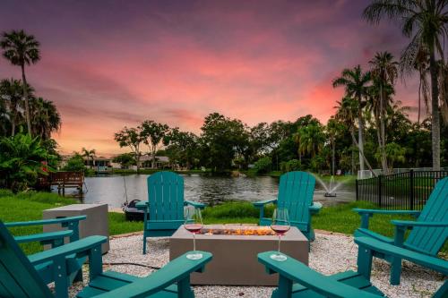 un grupo de sillas azules y una mesa con una bebida en Waterfront Oasis Htd Pool PuttPutt Bocce Ball, en Redington Shores
