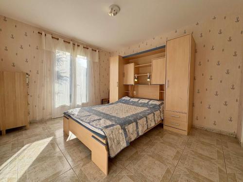 - une chambre avec un lit et une armoire dans l'établissement Maison 3 pièces 4 couchages Saint Pierre d'Oléron SPO000-517, à Saint-Pierre-dʼOléron