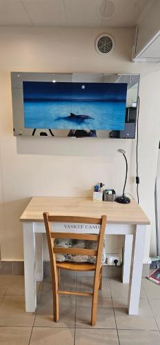 a desk with a television on a wall at Tranquillo avec piscine privée in Istres