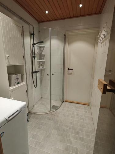 Bilik mandi di Levi Petsukkarinne Apartment