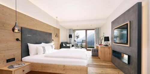 Un dormitorio con una gran cama blanca en una habitación. en Hotel Panorama, en Scena