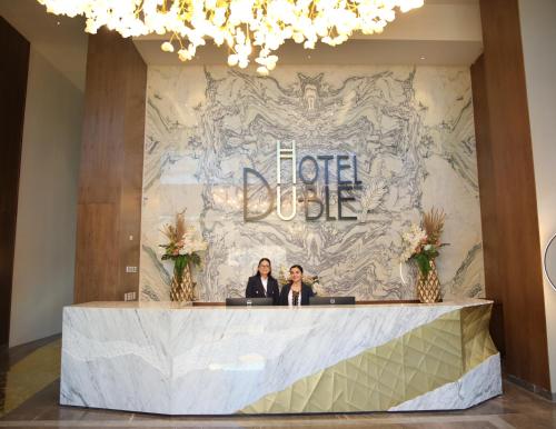ナボホアにあるHotel Dubleのロビーの受付デスクに立っている2人の女性