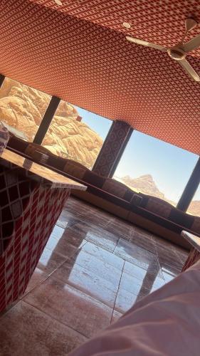 Postel nebo postele na pokoji v ubytování Wadi rum Nader camp