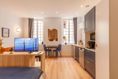 Cette chambre comprend un lit, un bureau et une cuisine. dans l'établissement Daumas 2 - Elégant appartement - central, à Toulon