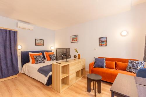 une chambre avec un lit et un canapé dans l'établissement Daumas 2 - Elégant appartement - central, à Toulon