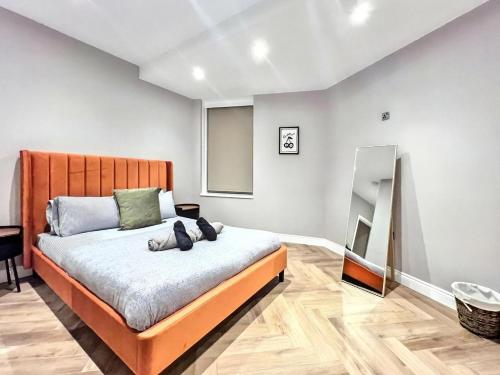 a bedroom with a large bed in a room at Sunny Central 3BR Brighton Retreat in Brighton & Hove