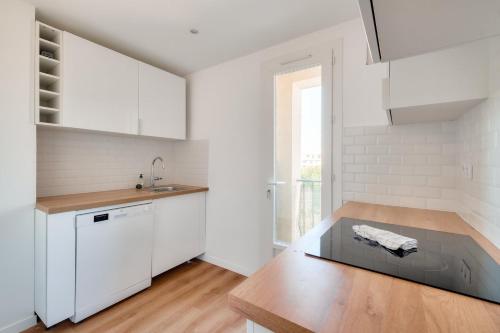 - une cuisine avec une table au milieu d'une pièce dans l'établissement Superbe F3 proche des Terrasses du Port, à Marseille