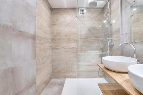 une salle de bain avec une baignoire et un lavabo dans l'établissement Superbe F3 proche des Terrasses du Port, à Marseille