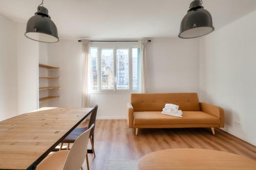 un salon avec une table et un canapé dans l'établissement Superbe F3 proche des Terrasses du Port, à Marseille