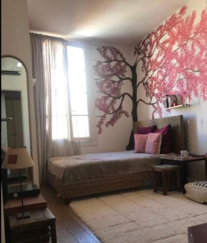 - une chambre avec un lit et un arbre sur le mur dans l'établissement 100m2 beautiful appartment in Aix City Center-with free parking, à Aix-en-Provence