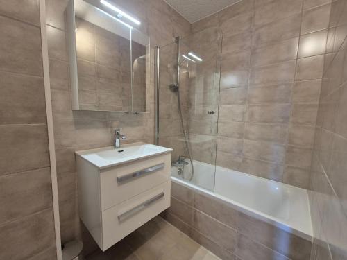 une salle de bain avec un lavabo, une douche et une baignoire dans l'établissement Chalet de la Rosière 8E - Appartement 5 pers, pied des pistes - La Rosière, à Montvalezan
