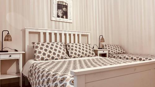 - une chambre avec un lit blanc et 2 tables de chevet dans l'établissement B&B Casa Dolce Casa Monopoli, à Monopoli