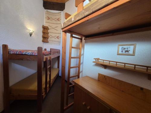 une chambre avec deux lits superposés dans une pièce dans l'établissement Chalet de la Rosière 8E - Appartement 5 pers, pied des pistes - La Rosière, à Montvalezan