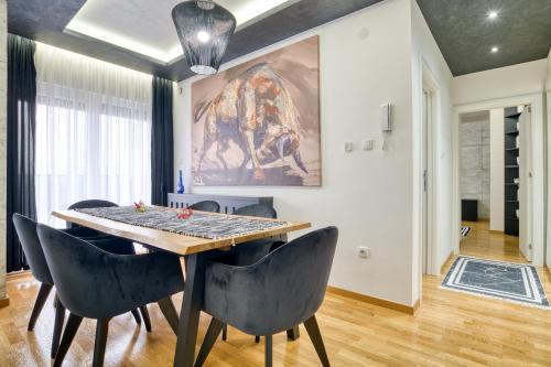 a dining room with a table and chairs at Luxury Apartment Veselić in Valjevo