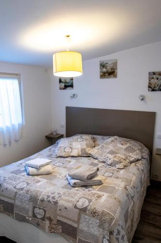 une chambre avec un lit avec deux oreillers dessus dans l'établissement Chalet, à Plouër-sur-Rance