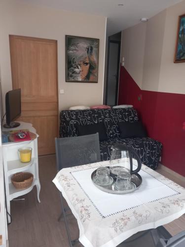 Cette petite chambre comprend une table et un lit. dans l'établissement Charmant petit Studio en duplex, à Le Fenouiller
