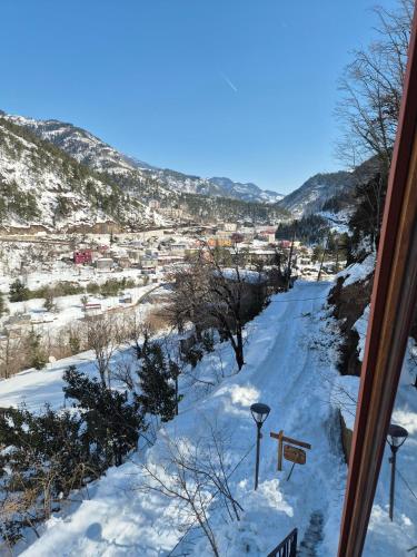 Ein allgemeiner Bergblick oder ein Berglick von of country house aus