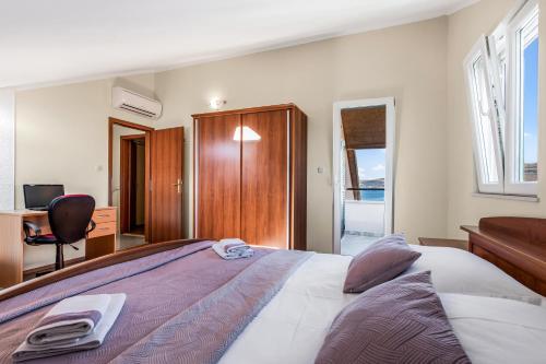 - une chambre avec un lit, un bureau et une chaise dans l'établissement Spacious & Charming Apartment 128 m2 with Sea View, à Supetar