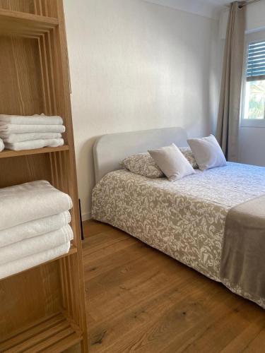 une chambre avec un lit avec deux oreillers dessus dans l'établissement Superbe 2 Pièces à cannes plage Festival !, à Cannes