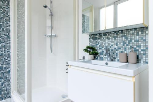 Bilik mandi di Bright, Spacious Apartments & Perfectly Located in the Heart of Ghent