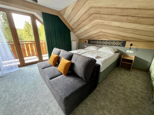 Un pat sau paturi într-o cameră la Javorinka Resort