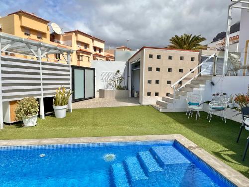 una piscina nel cortile di una casa di El Mar House & Private Heated Pool ad Adeje