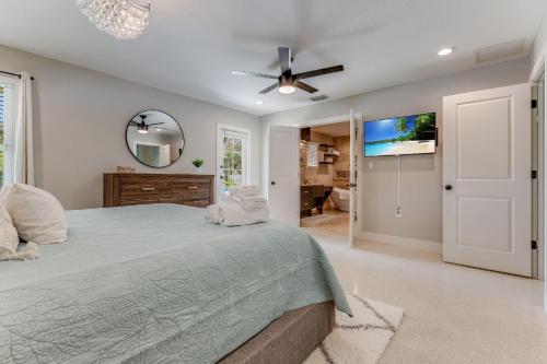 Ένα ή περισσότερα κρεβάτια σε δωμάτιο στο Relax in a Private 4BR Oasis Pool Fire Pit & BBQ